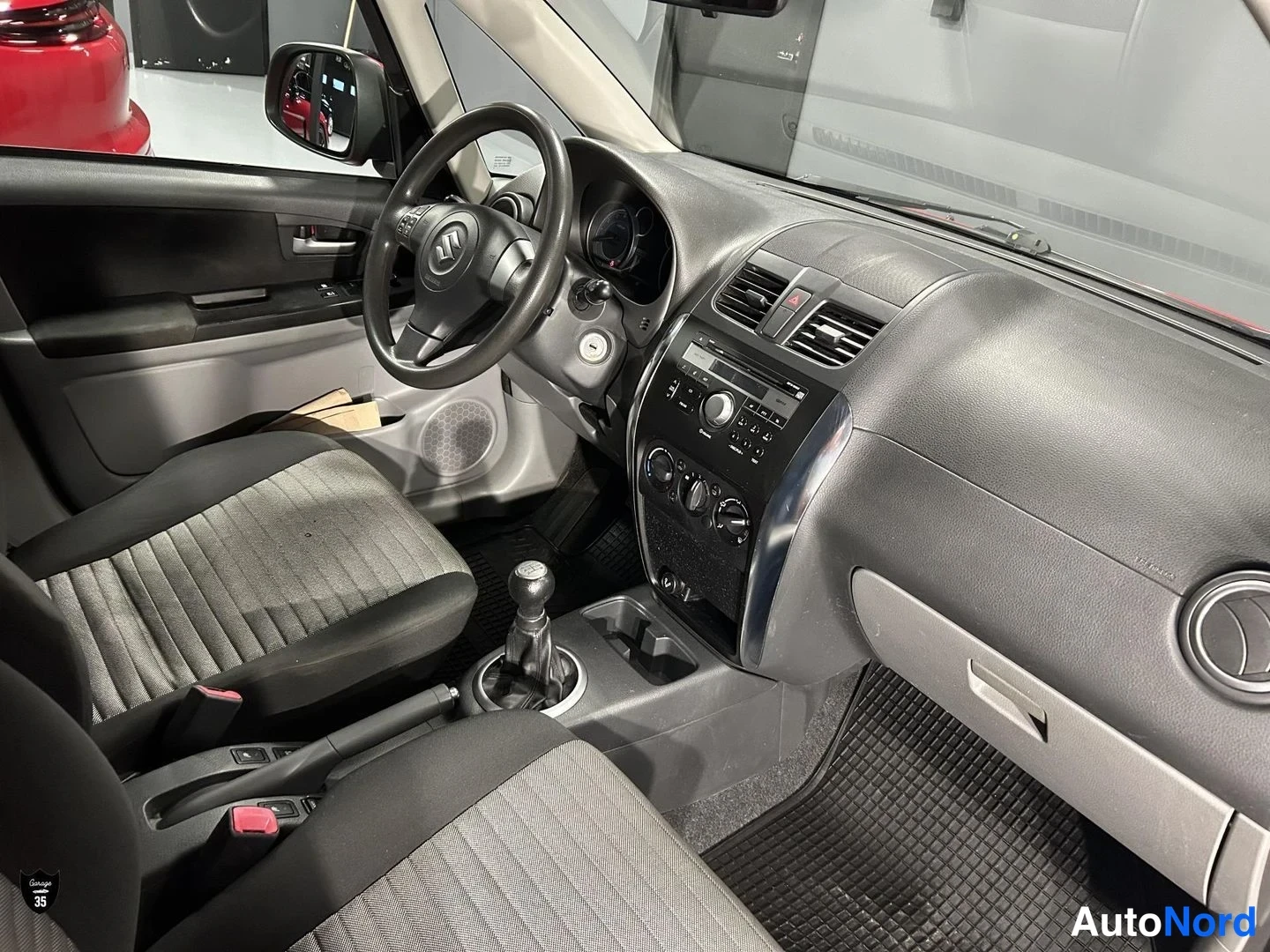 Punainen Suzuki SX4 2010, ohjaamo, kuva 9