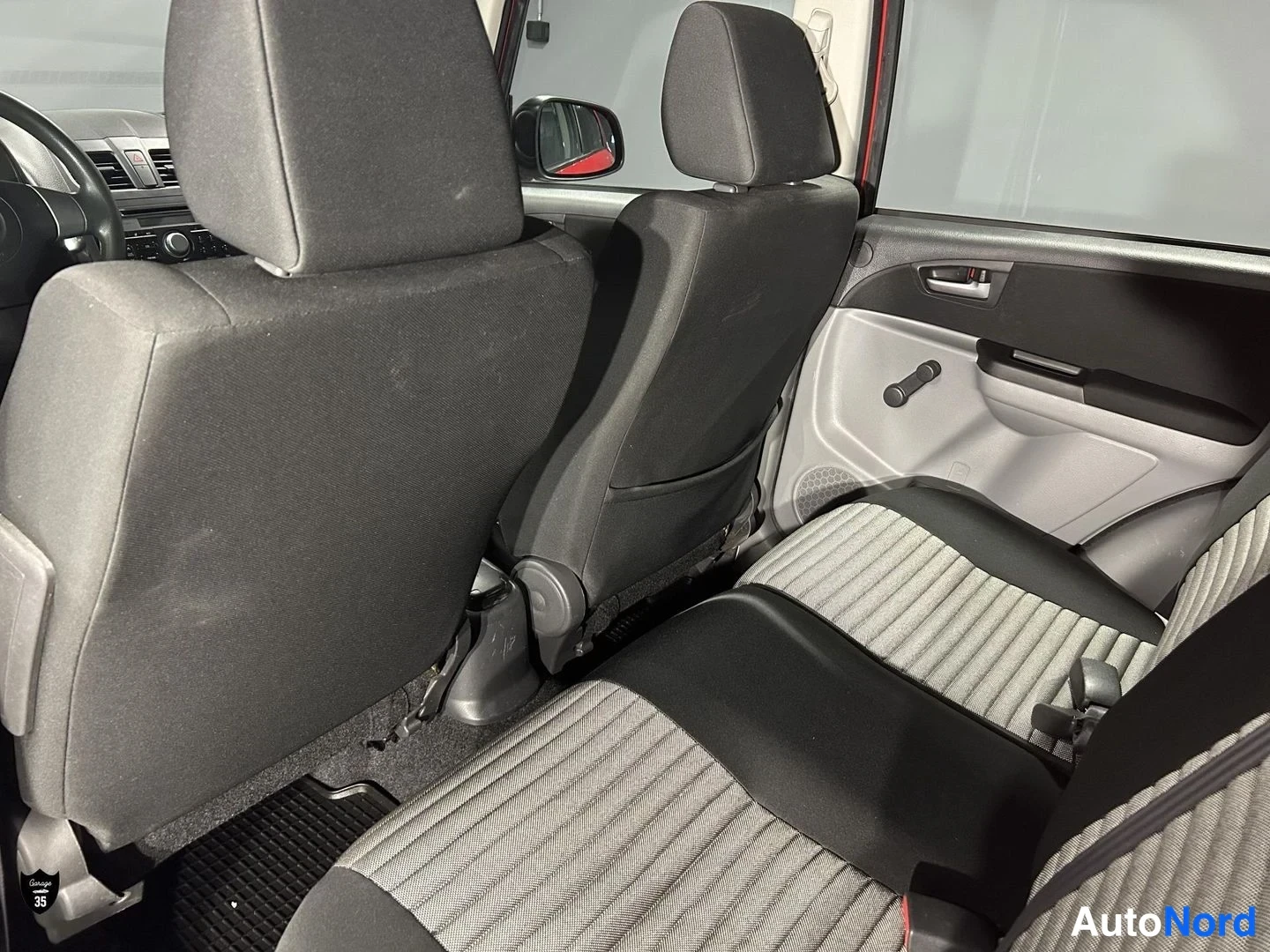 Punainen Suzuki SX4 2010, takaistuimet, kuva 13