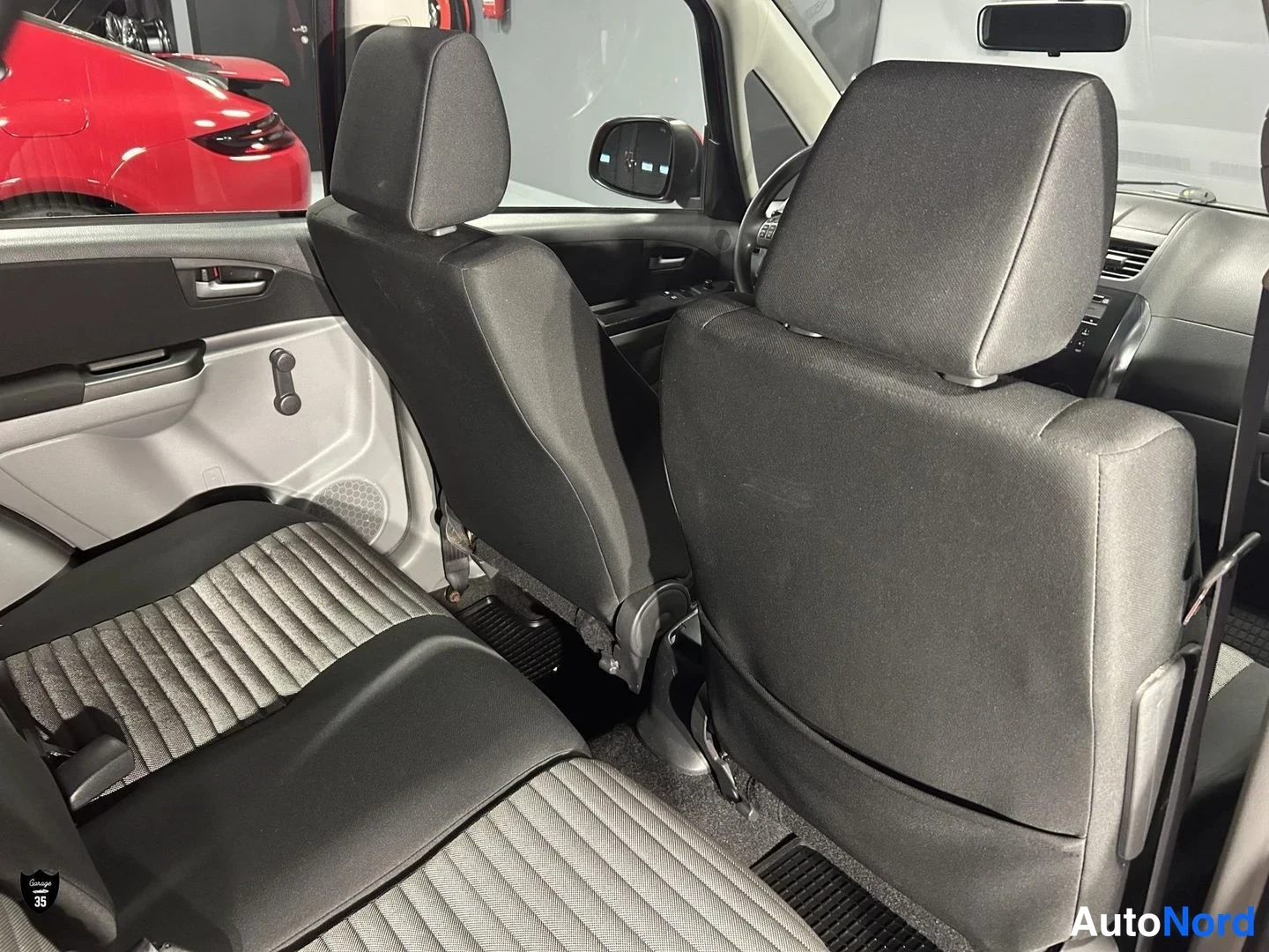 Punainen Suzuki SX4 2010, takaistuimet, kuva 12