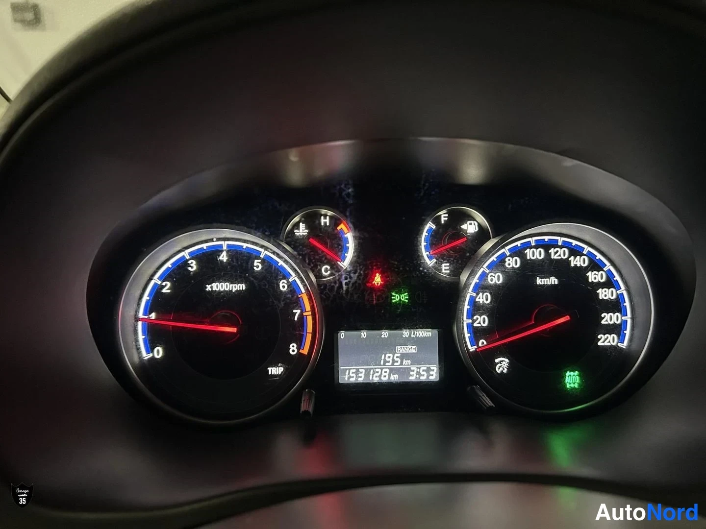 Punainen Suzuki SX4 2010, yksityiskohta, kuva 14