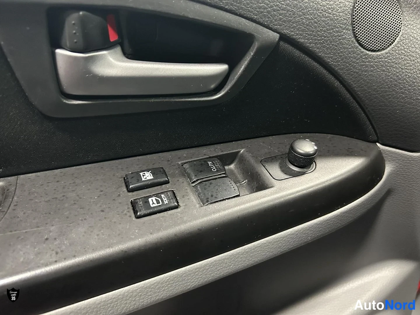 Punainen Suzuki SX4 2010, yksityiskohta, kuva 17