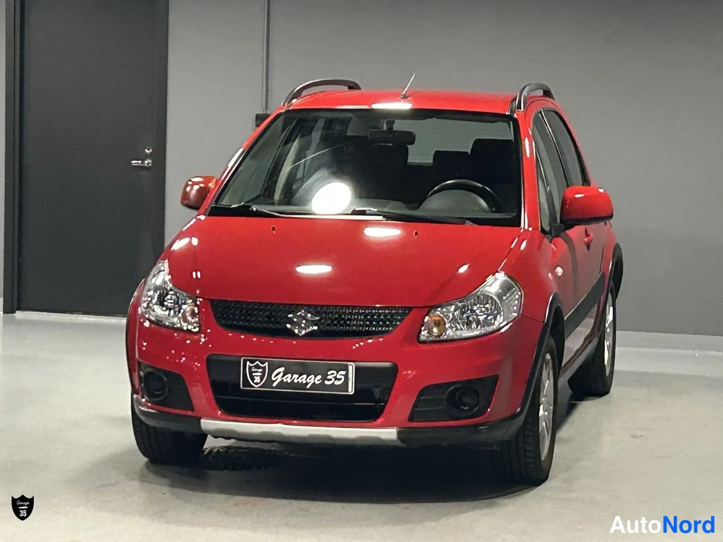 Punainen Suzuki SX4 2010, etuviisto, keula vasemmalle, kuva 2