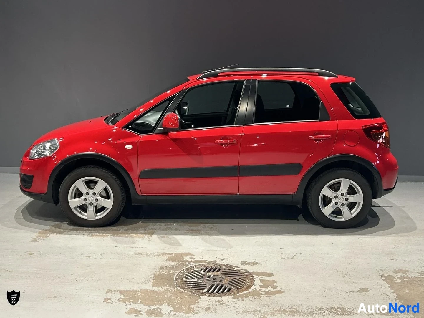 Punainen Suzuki SX4 2010, etuviisto, keula vasemmalle, kuva 3