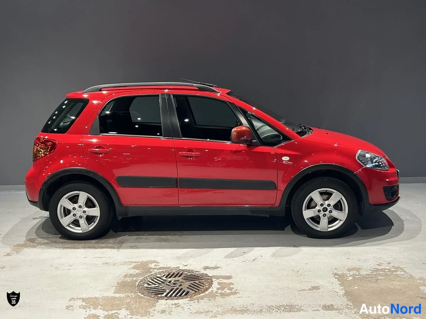 Punainen Suzuki SX4 2010, sivulta, kuva 5