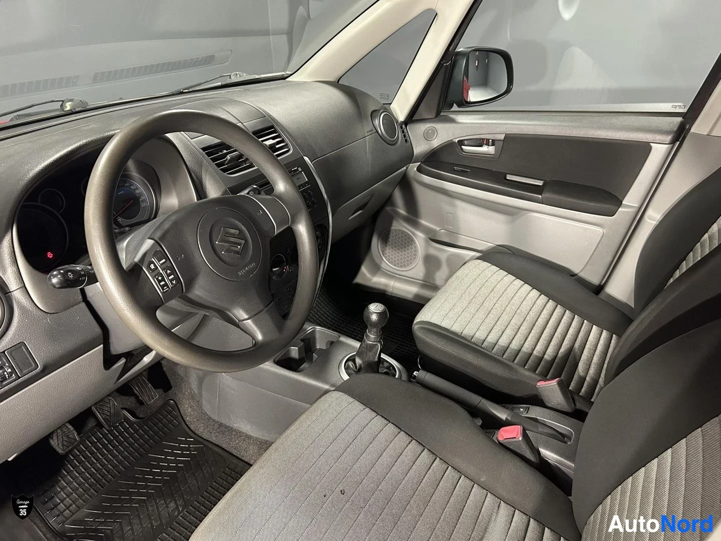 Punainen Suzuki SX4 2010, ohjaamo, kuva 10