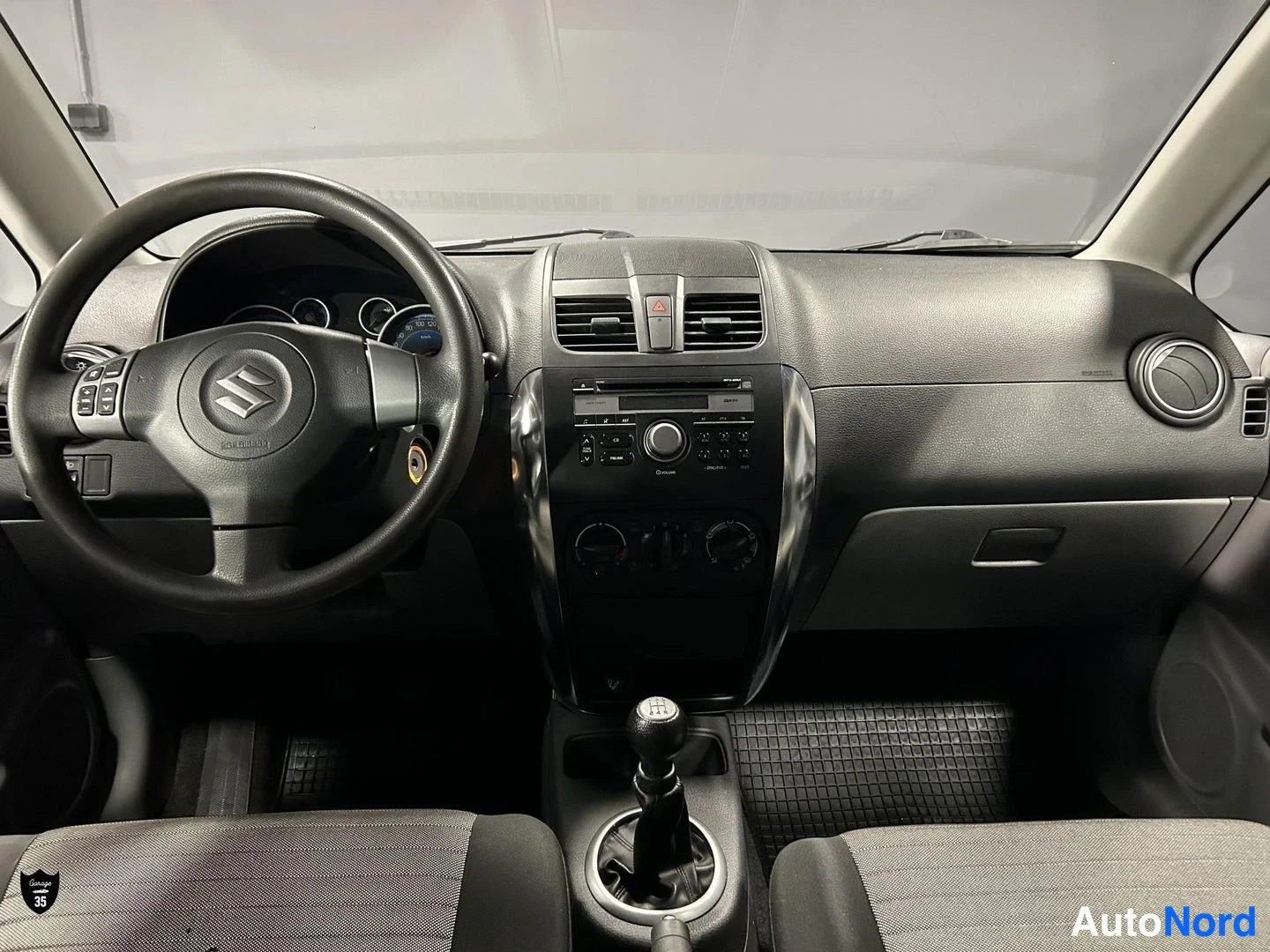 Punainen Suzuki SX4 2010, ohjaamo, kuva 11