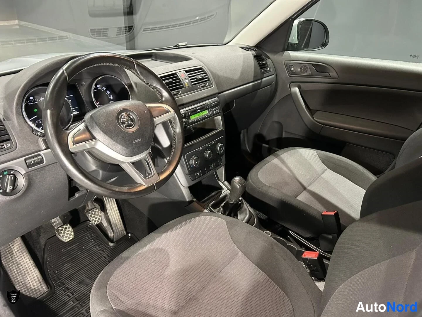 Hopea Skoda Yeti 2012, ohjaamo, kuva 8