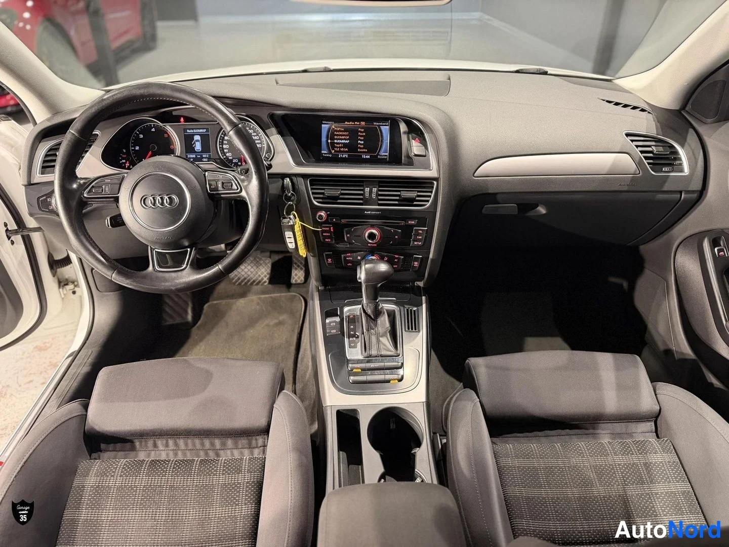 Valkoinen Audi A4 Avant 2014, ohjaamo, kuva 12