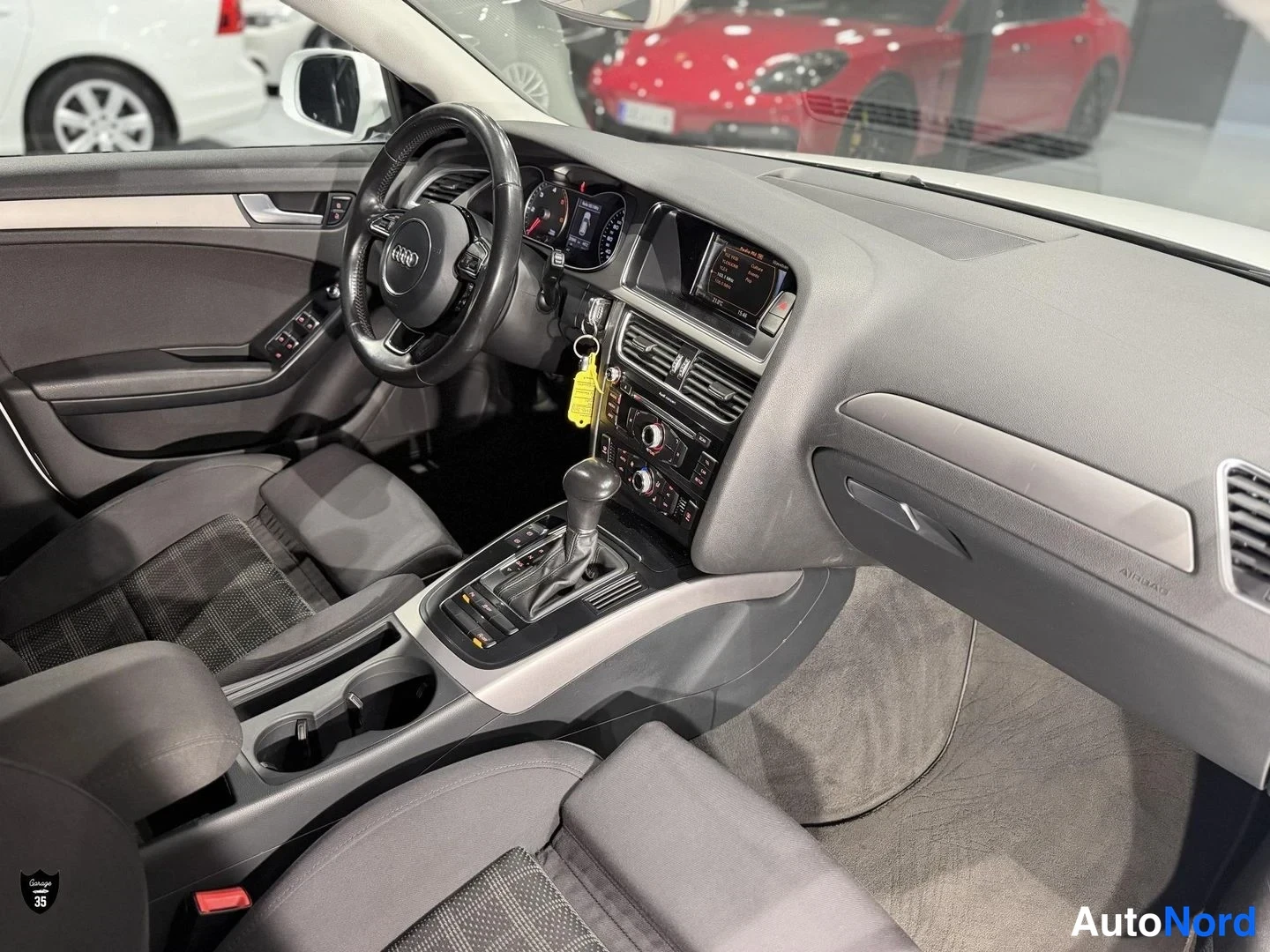 Valkoinen Audi A4 Avant 2014, ohjaamo, kuva 13