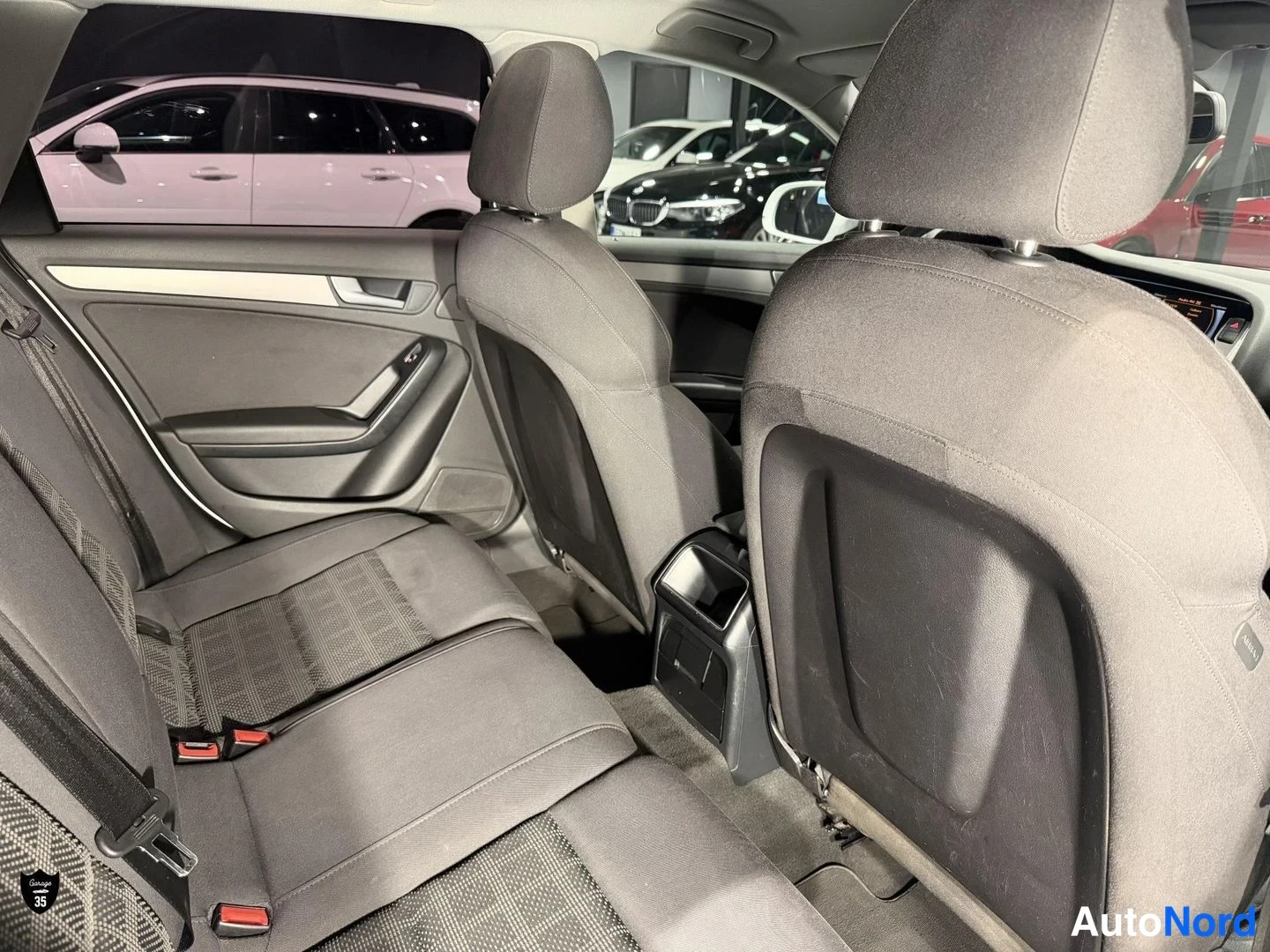Valkoinen Audi A4 Avant 2014, takaistuimet, kuva 17