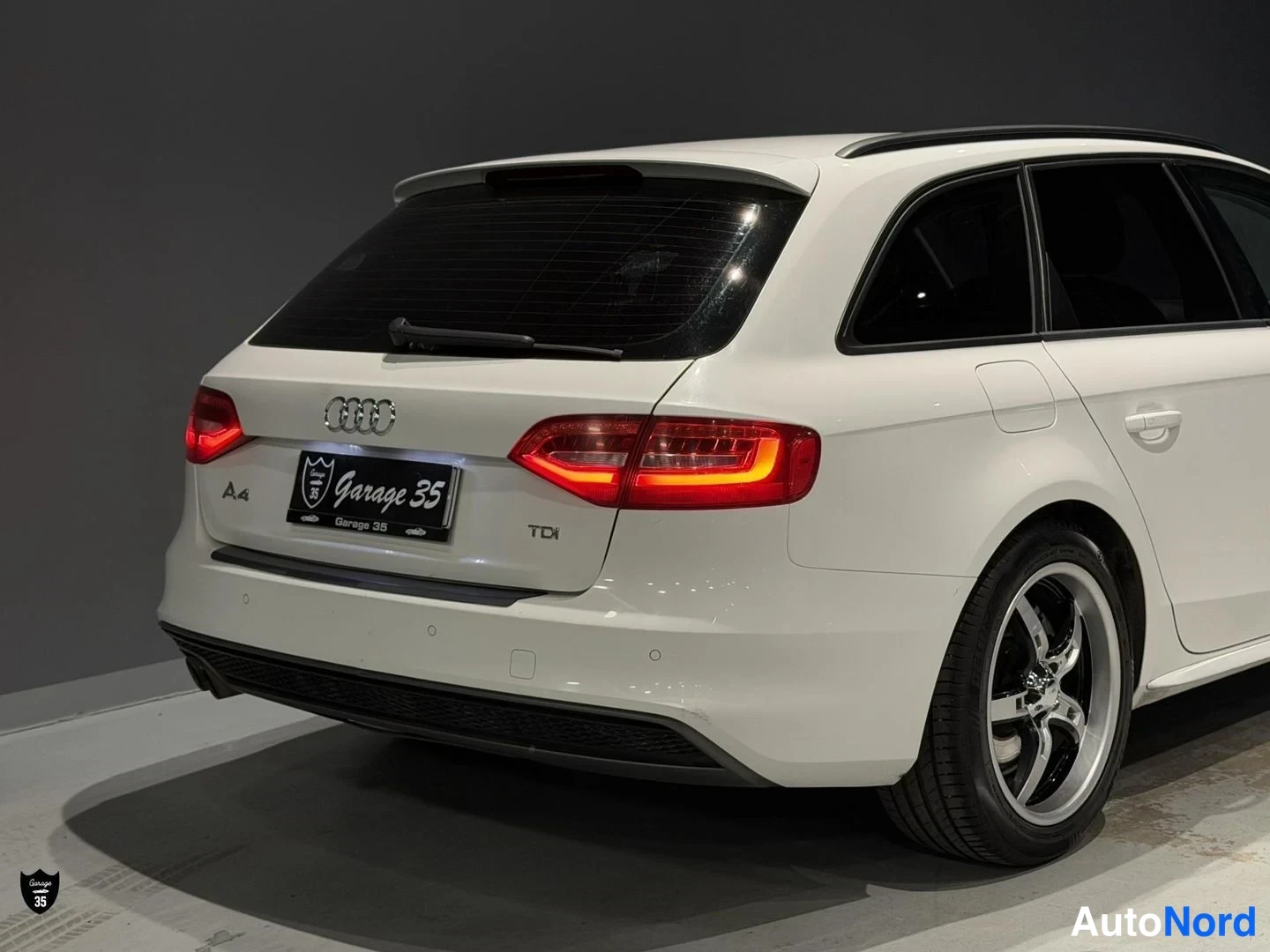 Valkoinen Audi A4 Avant 2014, takaviisto, kuva 9