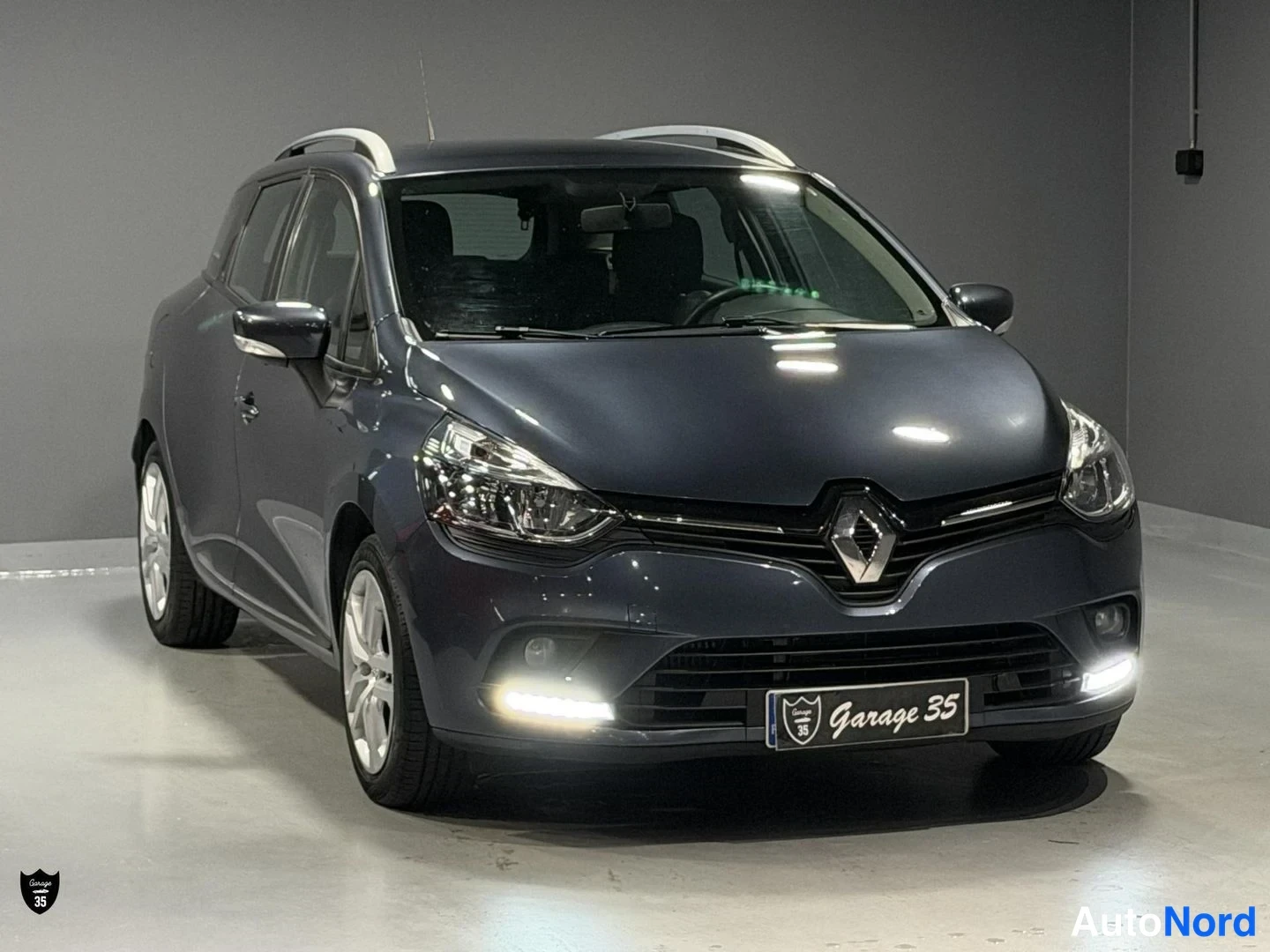 Harmaa Renault Clio 2017, etuviisto, keula oikealle, kuva 2