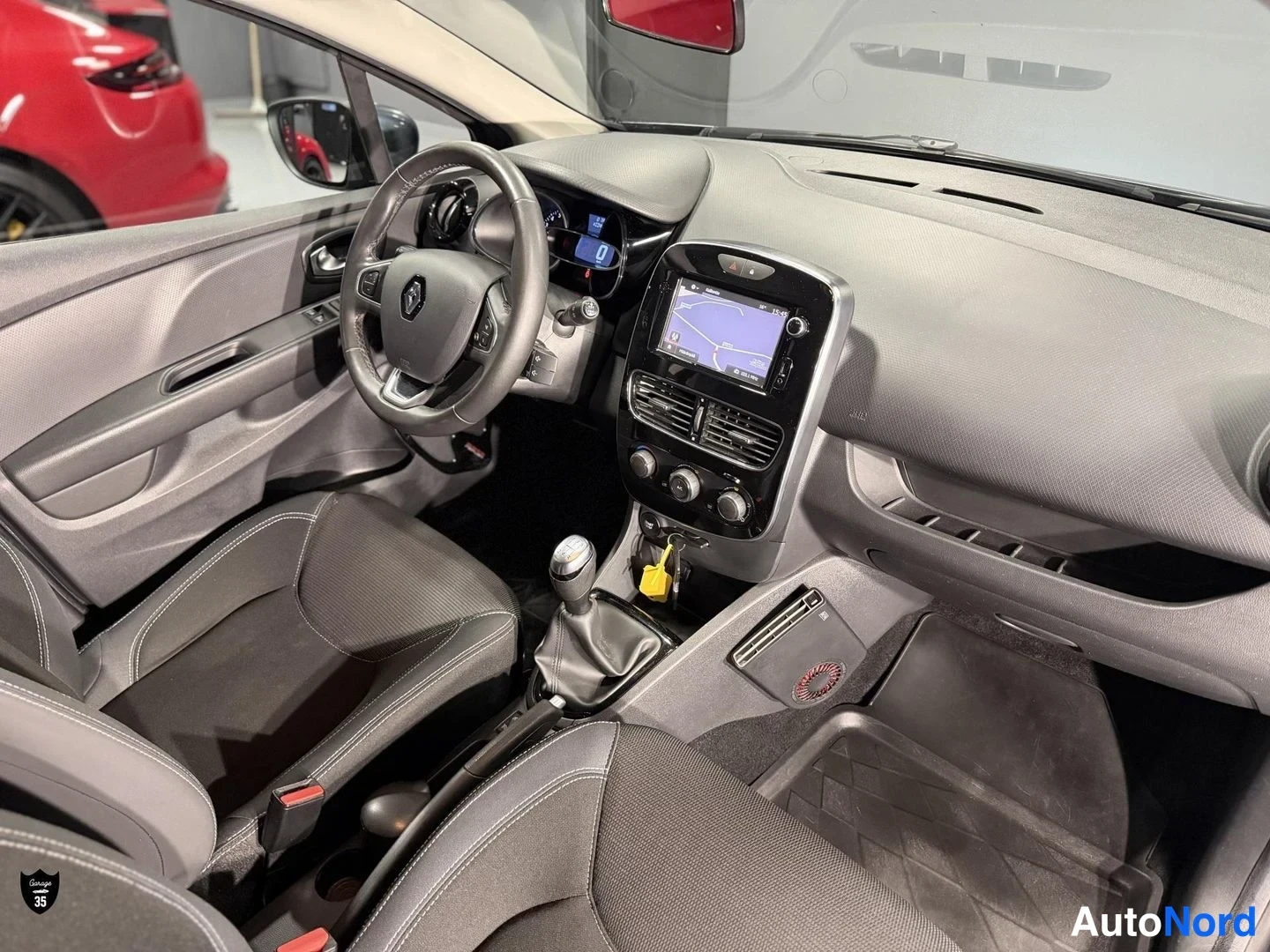 Harmaa Renault Clio 2017, ohjaamo, kuva 11