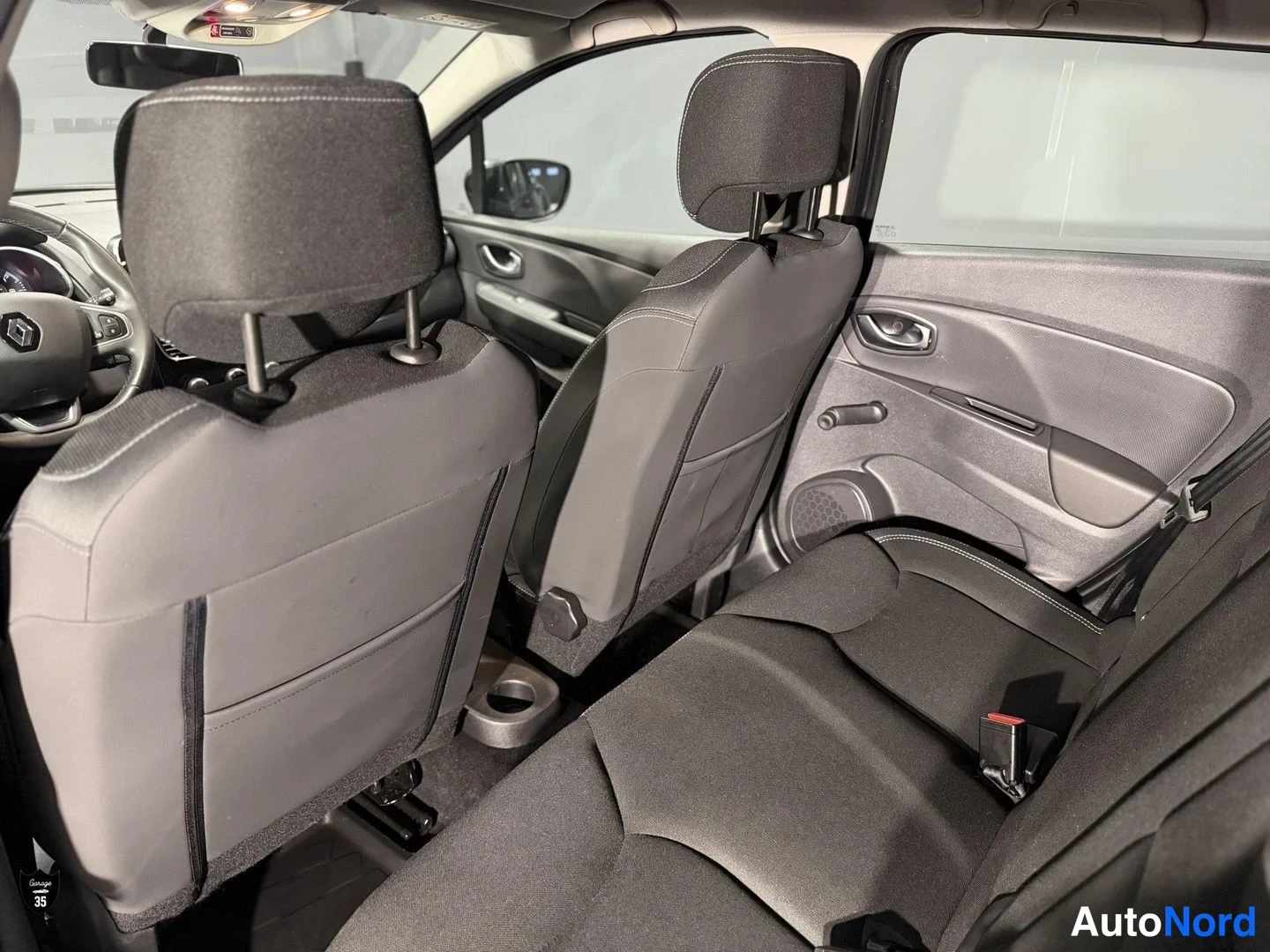 Harmaa Renault Clio 2017, takaistuimet, kuva 13