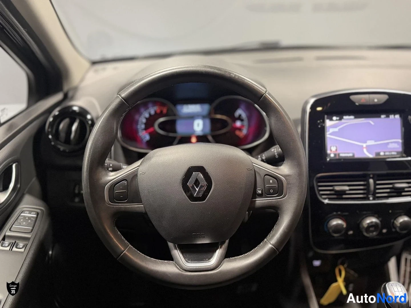 Harmaa Renault Clio 2017, ohjaamo, kuva 12