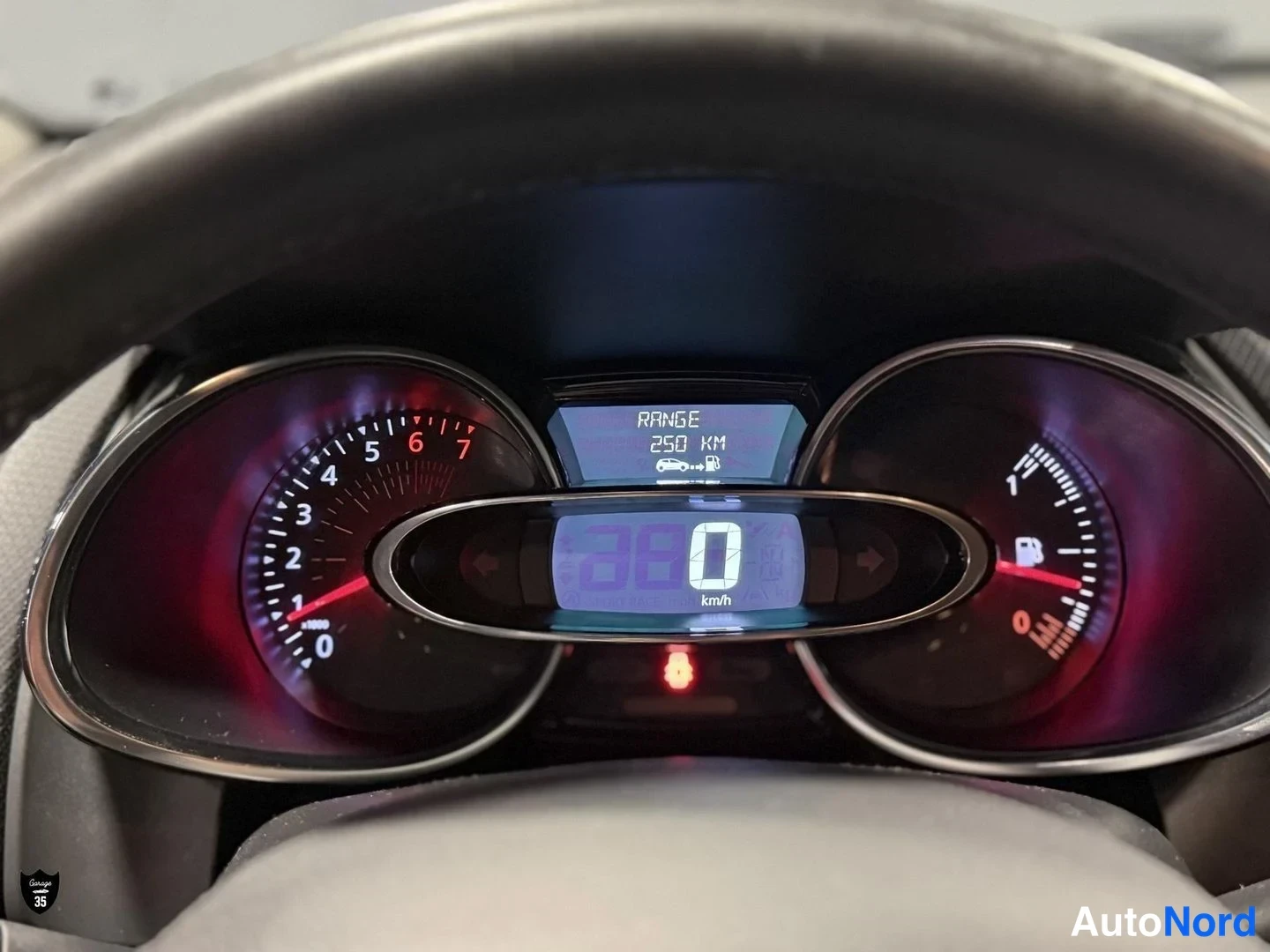Harmaa Renault Clio 2017, yksityiskohta, kuva 16
