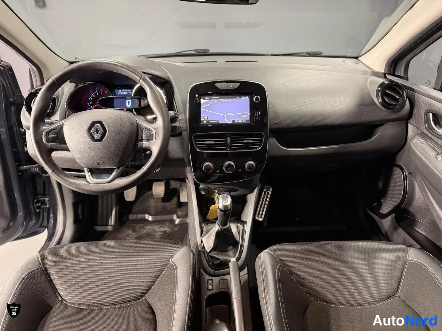 Harmaa Renault Clio 2017, ohjaamo, kuva 10