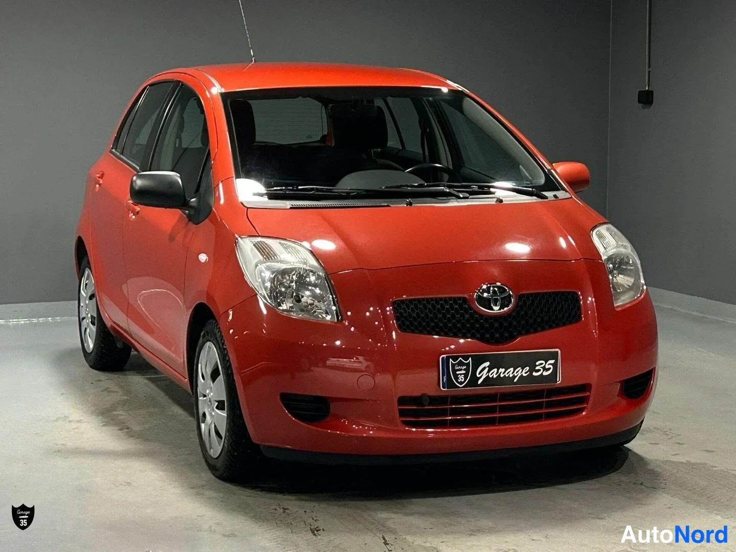 Oranssi Toyota Yaris 2006, etuviisto, keula oikealle, kuva 3