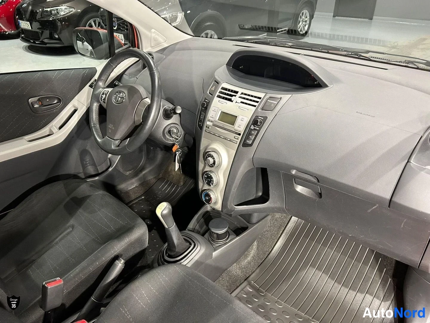 Oranssi Toyota Yaris 2006, ohjaamo, kuva 11
