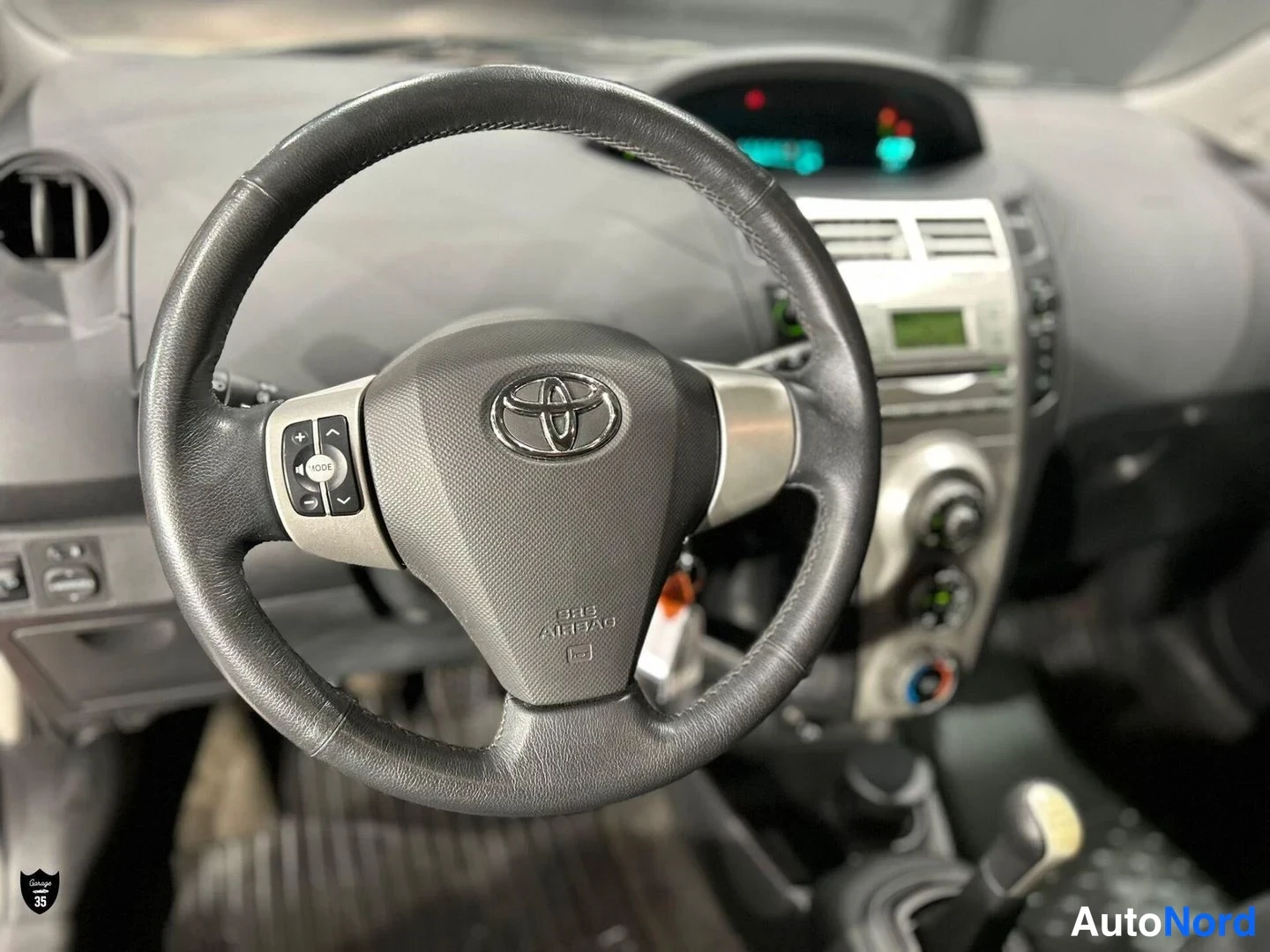 Oranssi Toyota Yaris 2006, ohjaamo, kuva 12