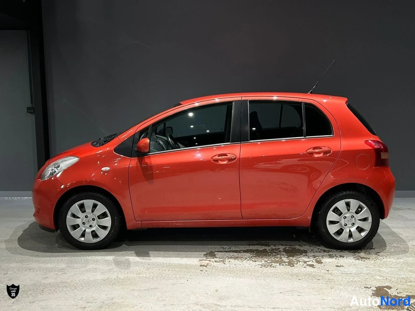 Oranssi Toyota Yaris 2006, etuviisto, keula vasemmalle, kuva 2