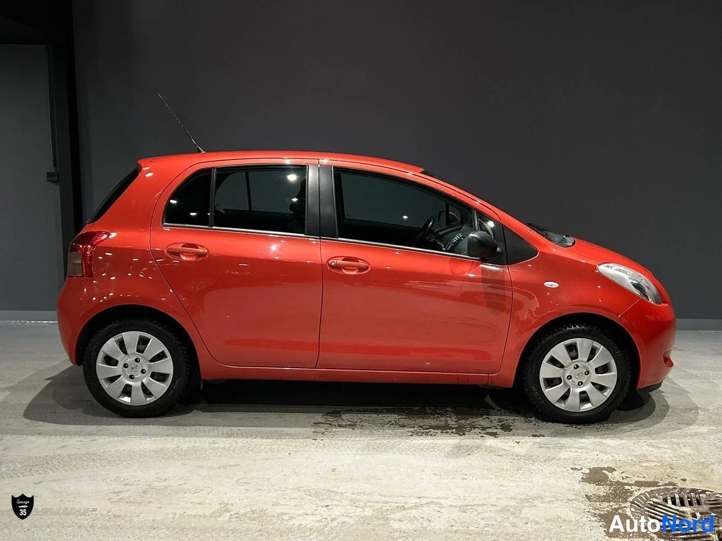 Oranssi Toyota Yaris 2006, sivulta, kuva 5
