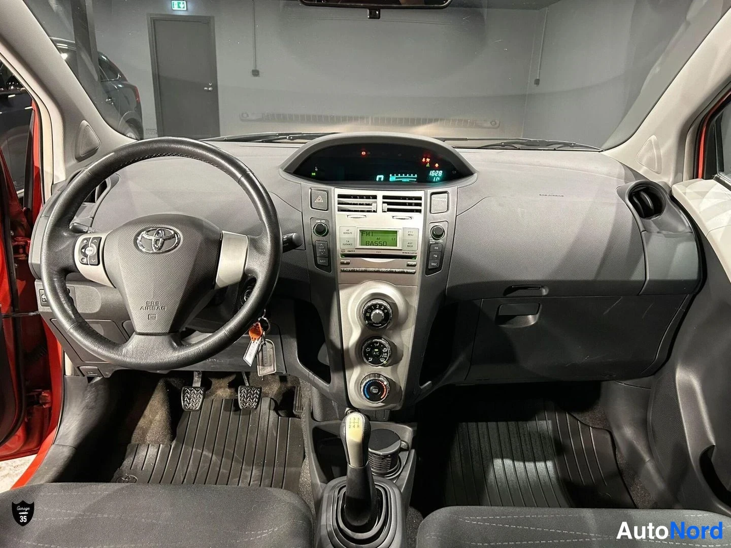Oranssi Toyota Yaris 2006, ohjaamo, kuva 10