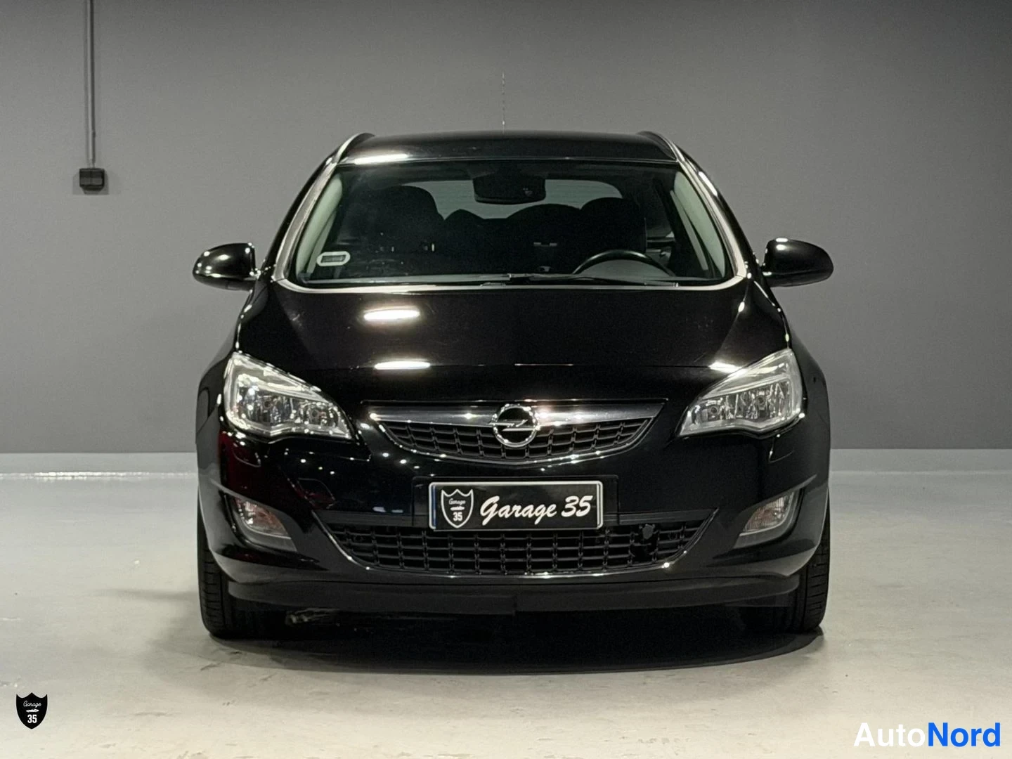 Musta Opel Astra Sports Tourer 2011, edestä, kuva 3