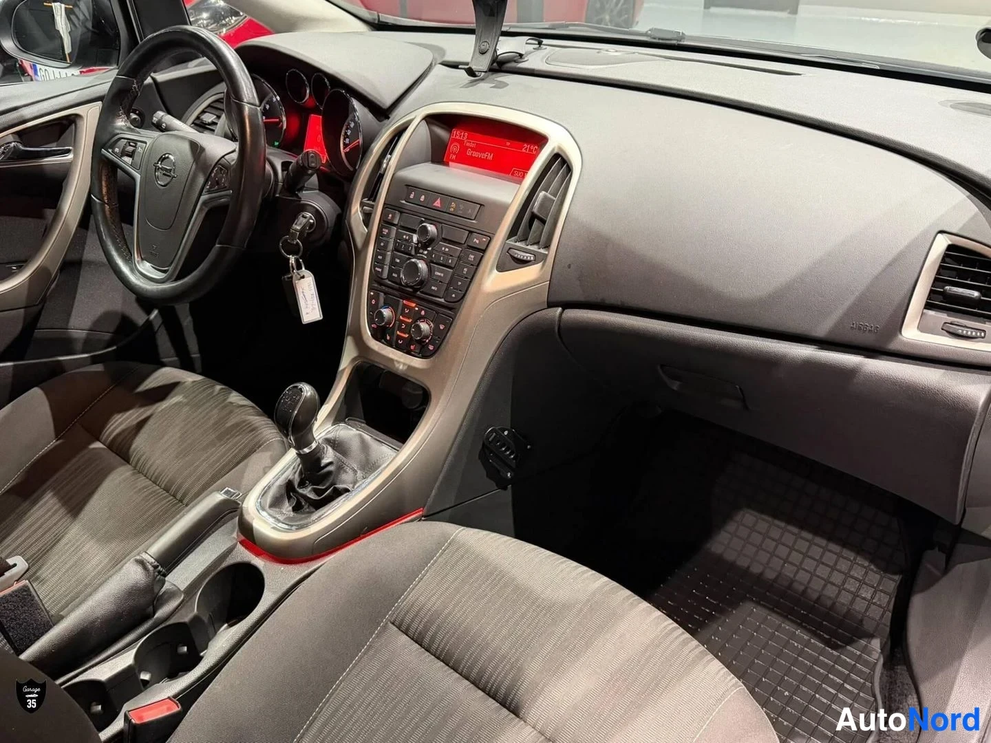 Musta Opel Astra Sports Tourer 2011, ohjaamo, kuva 11