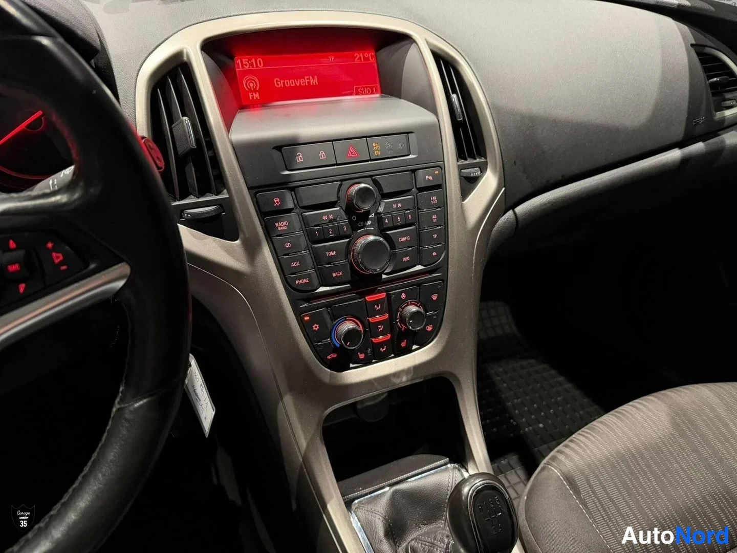 Musta Opel Astra Sports Tourer 2011, ohjaamo, kuva 12
