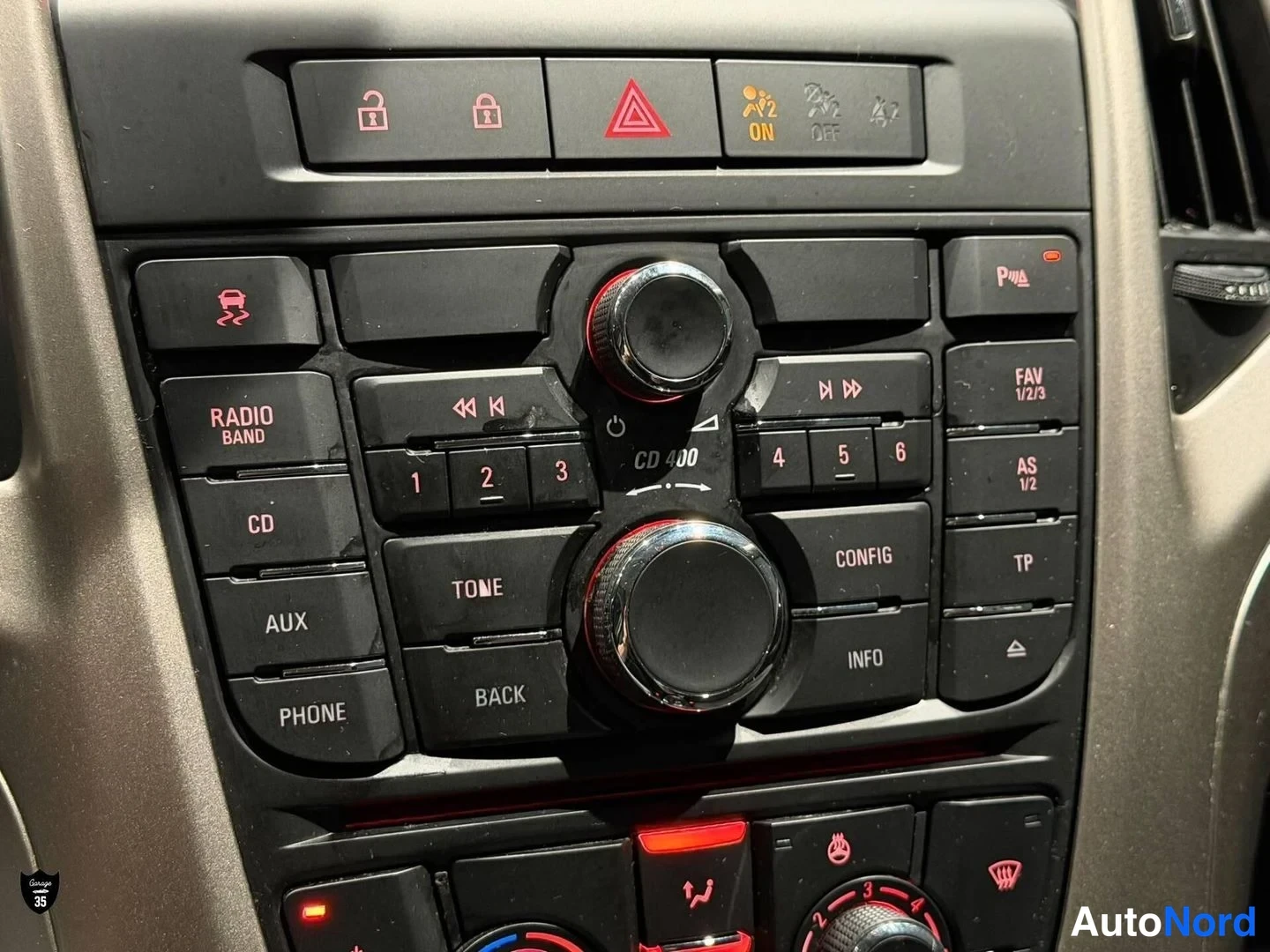 Musta Opel Astra Sports Tourer 2011, yksityiskohta, kuva 17