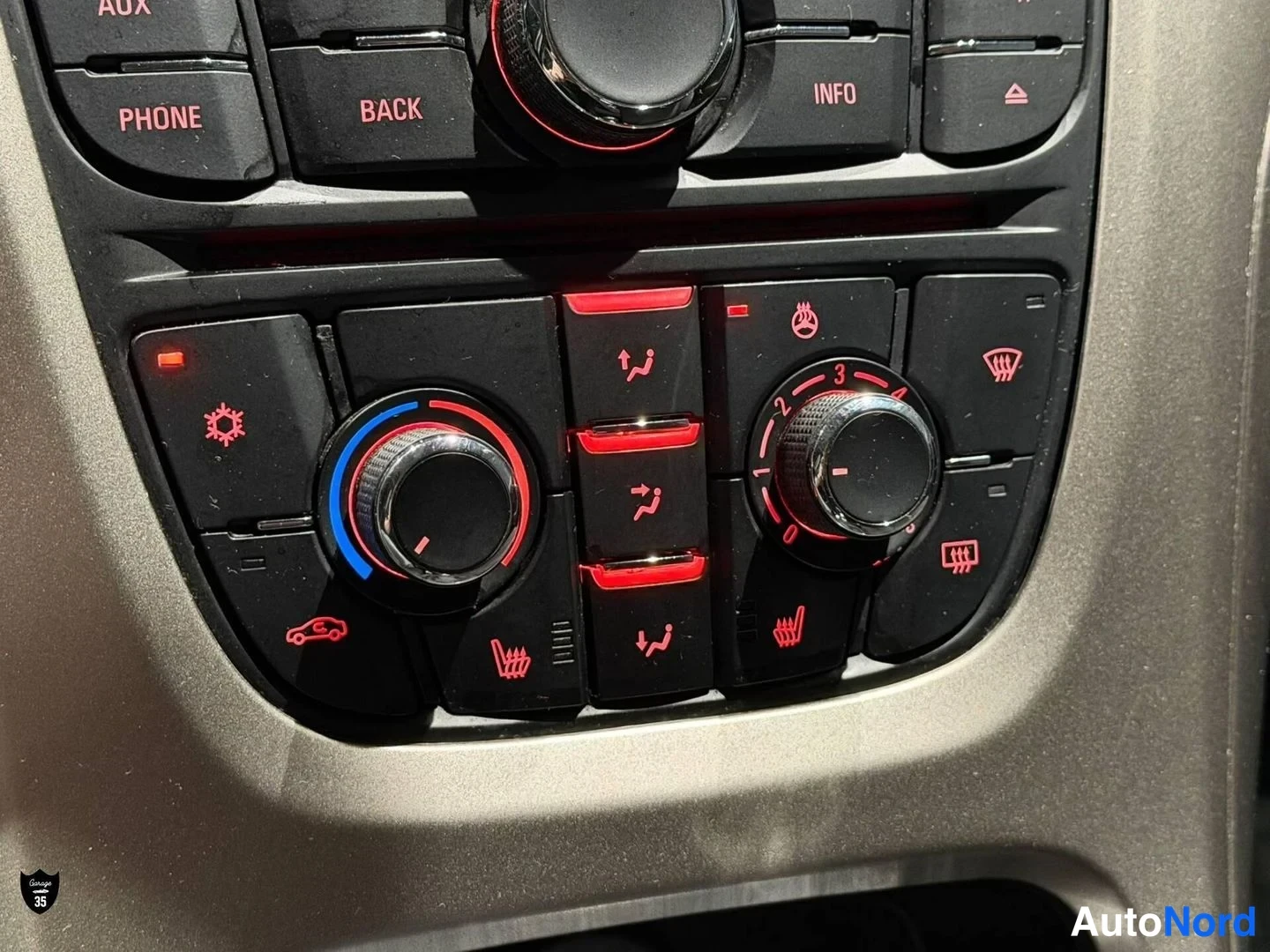 Musta Opel Astra Sports Tourer 2011, yksityiskohta, kuva 18