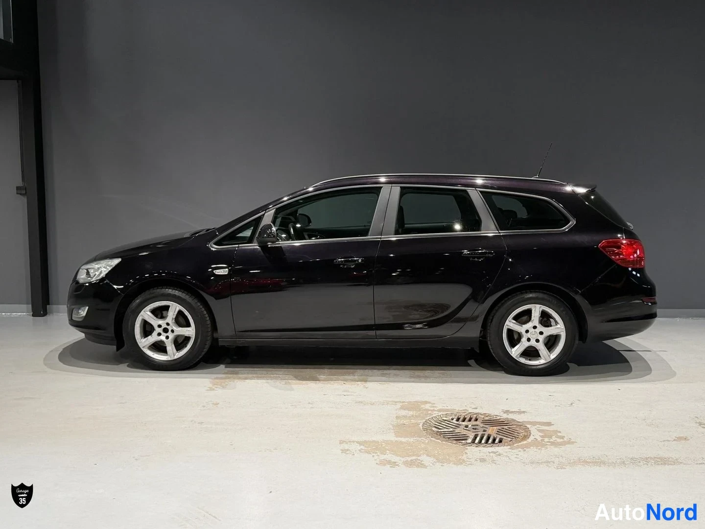 Musta Opel Astra Sports Tourer 2011, sivulta, kuva 4