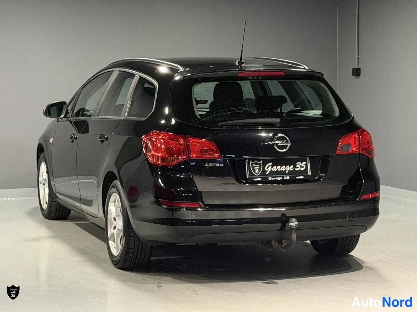 Musta Opel Astra Sports Tourer 2011, takaviisto, kuva 6
