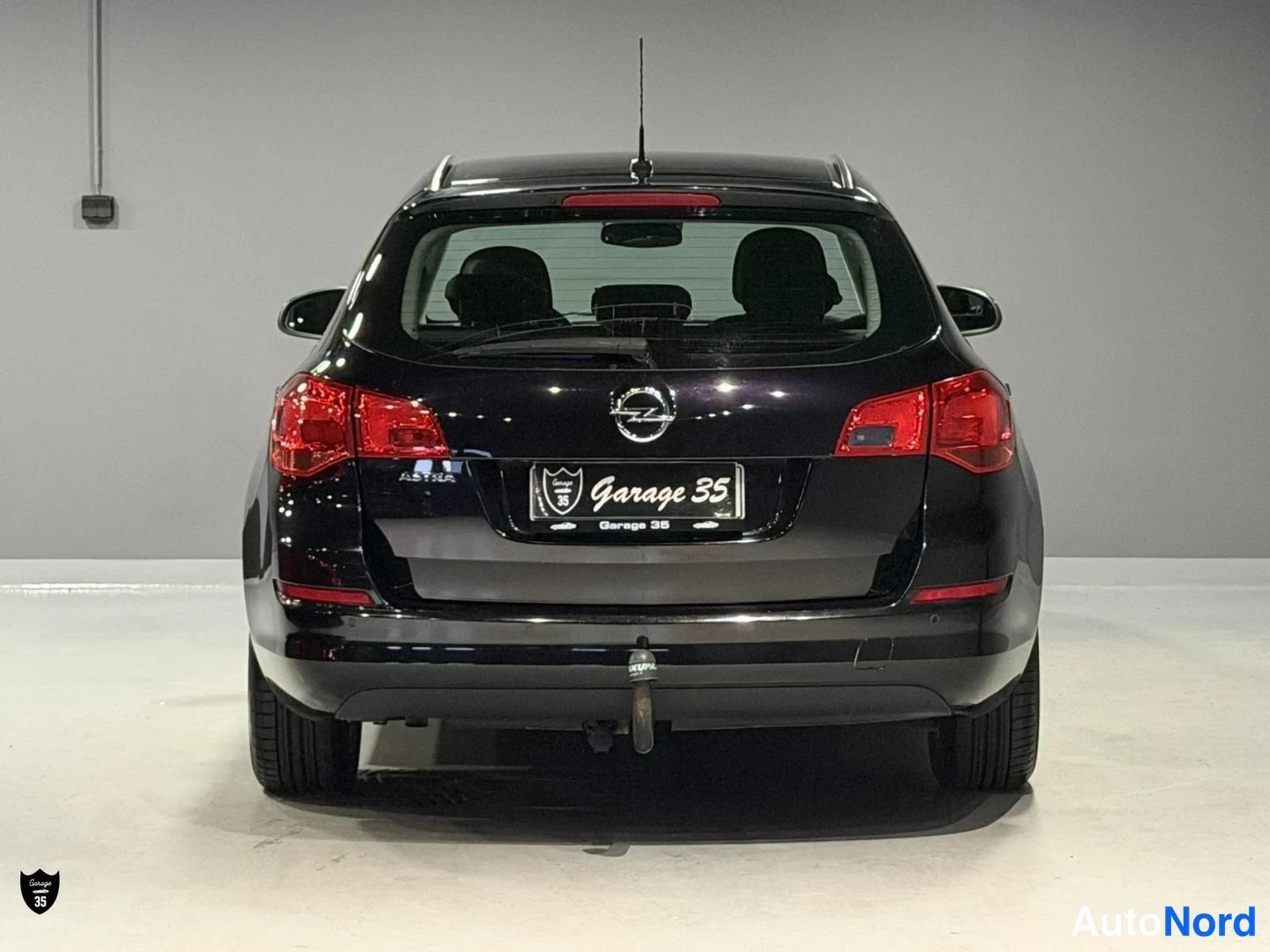 Musta Opel Astra Sports Tourer 2011, takaa, kuva 8