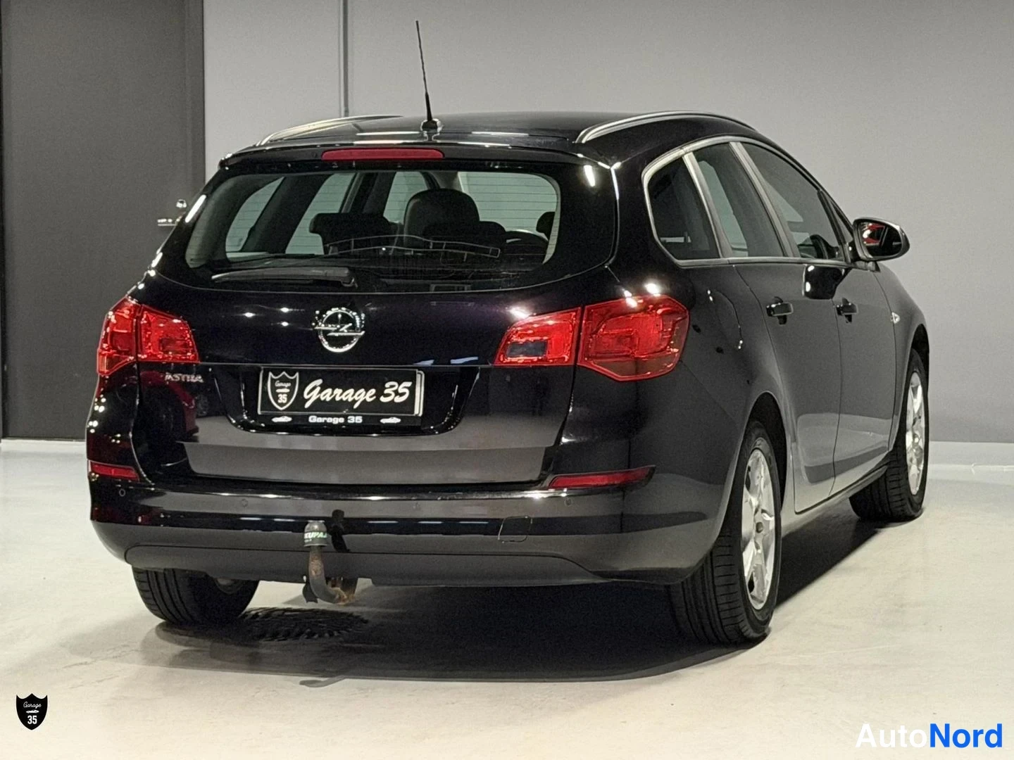 Musta Opel Astra Sports Tourer 2011, takaviisto, kuva 7