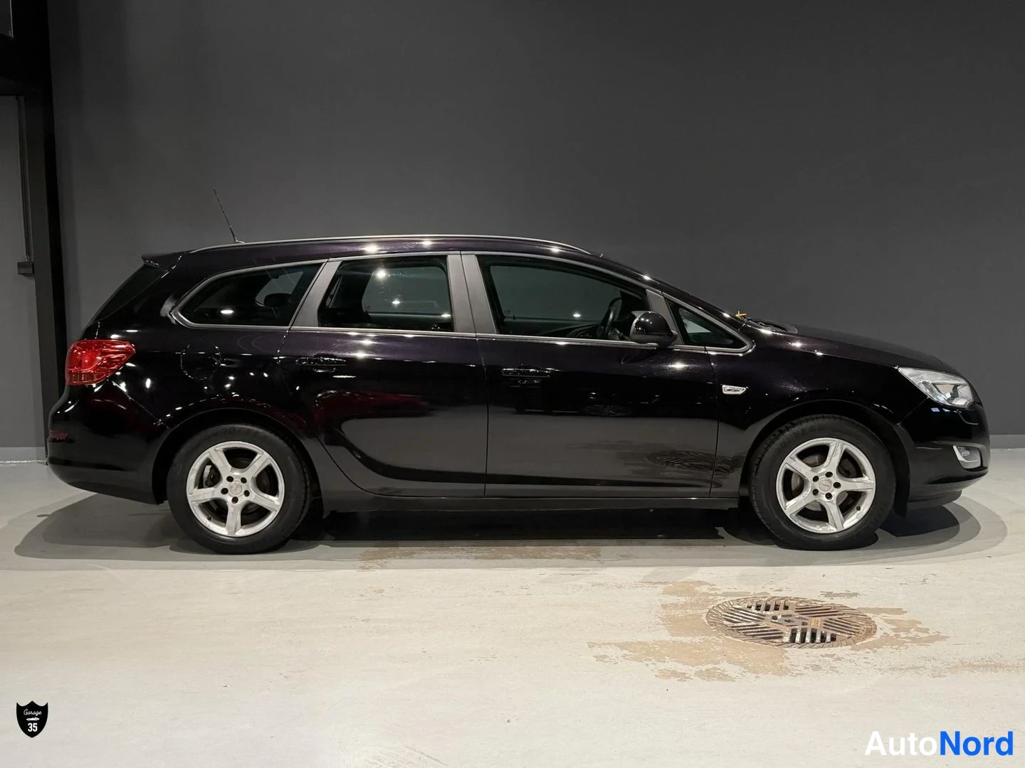 Musta Opel Astra Sports Tourer 2011, sivulta, kuva 5