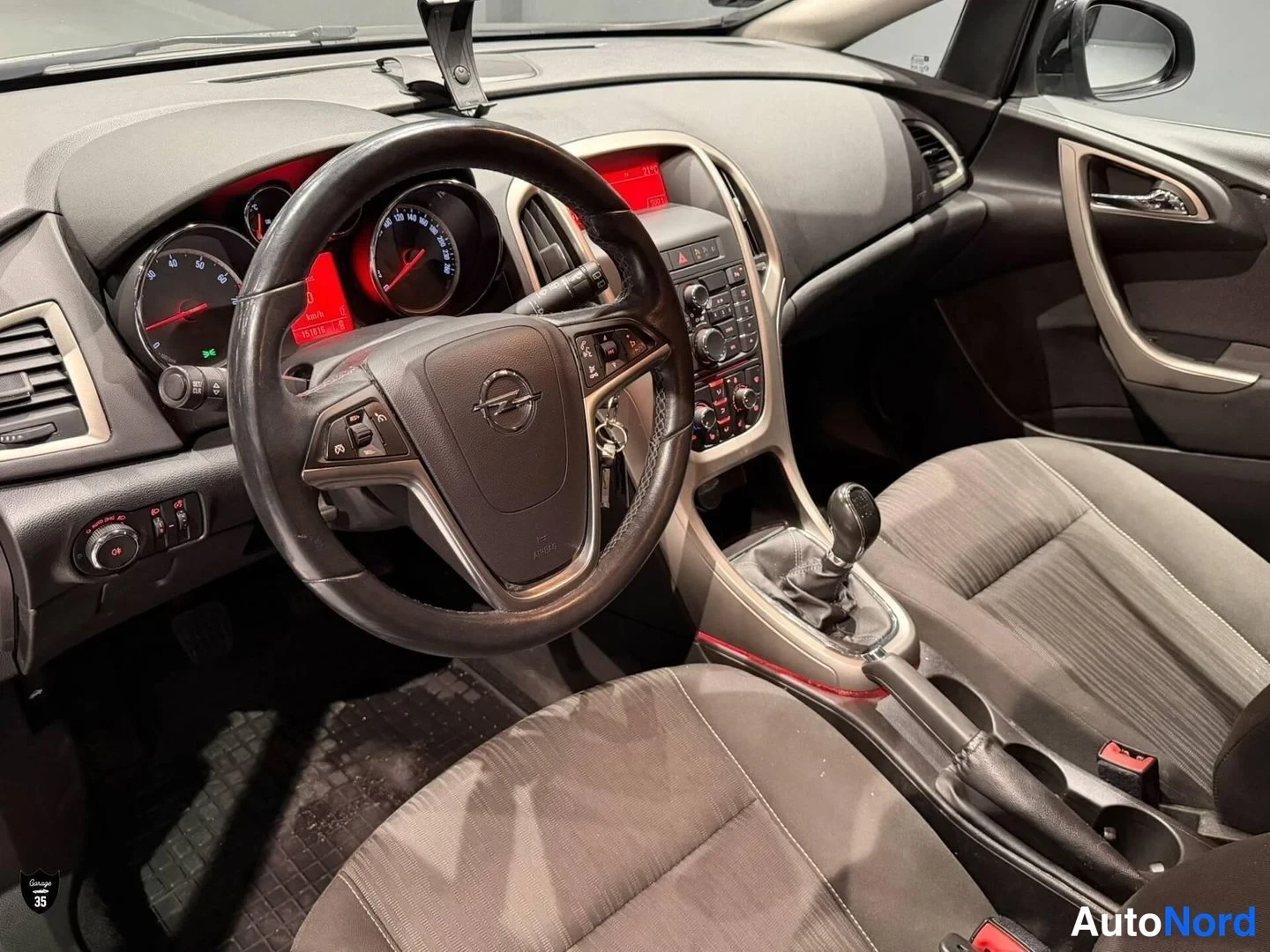 Musta Opel Astra Sports Tourer 2011, ohjaamo, kuva 9
