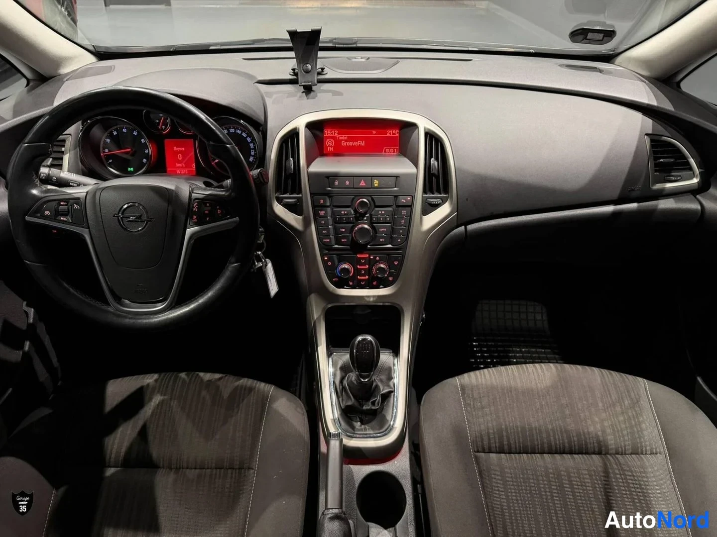 Musta Opel Astra Sports Tourer 2011, ohjaamo, kuva 10