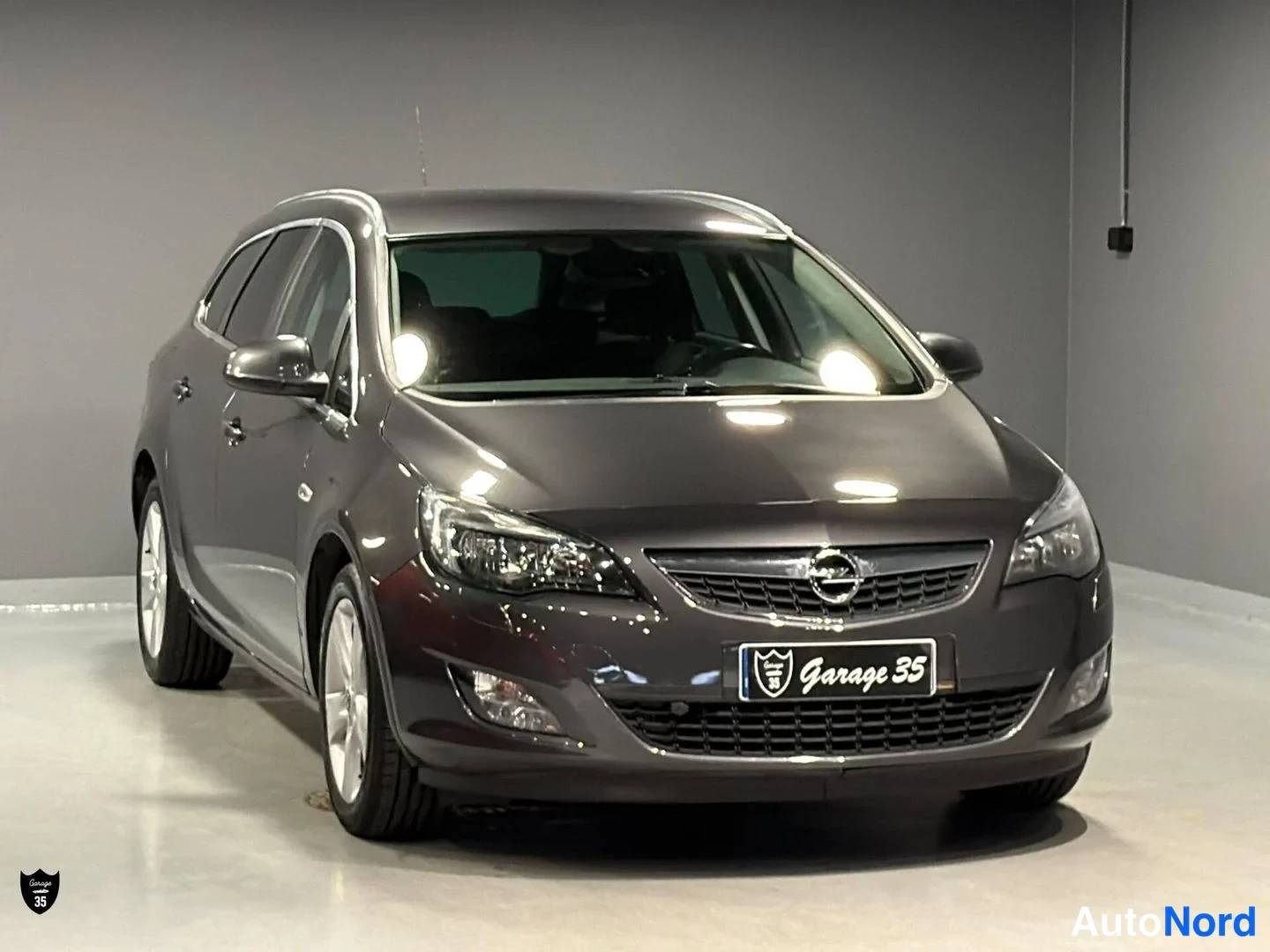 Harmaa Opel Astra 2011, etuviisto, keula oikealle, kuva 2
