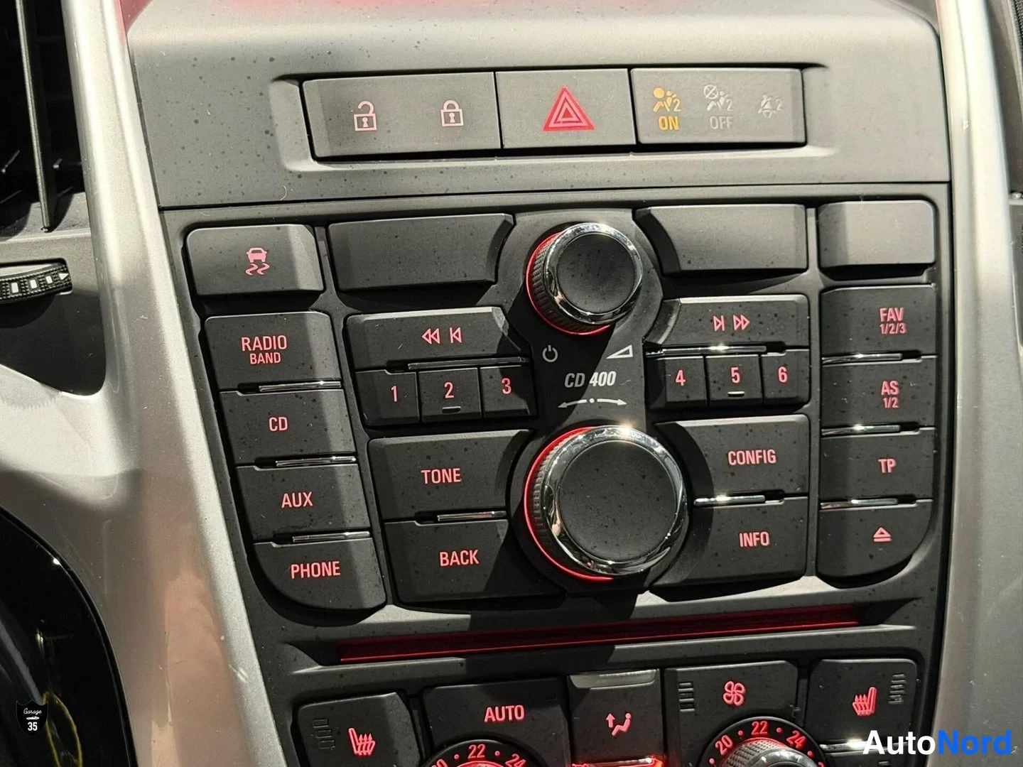 Harmaa Opel Astra 2011, yksityiskohta, kuva 18