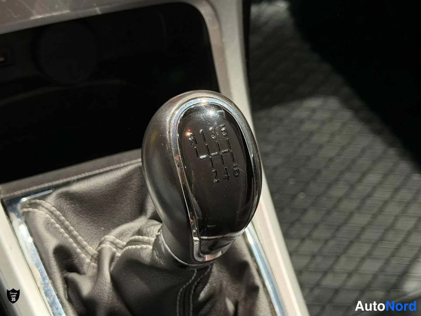 Harmaa Opel Astra 2011, yksityiskohta, kuva 23