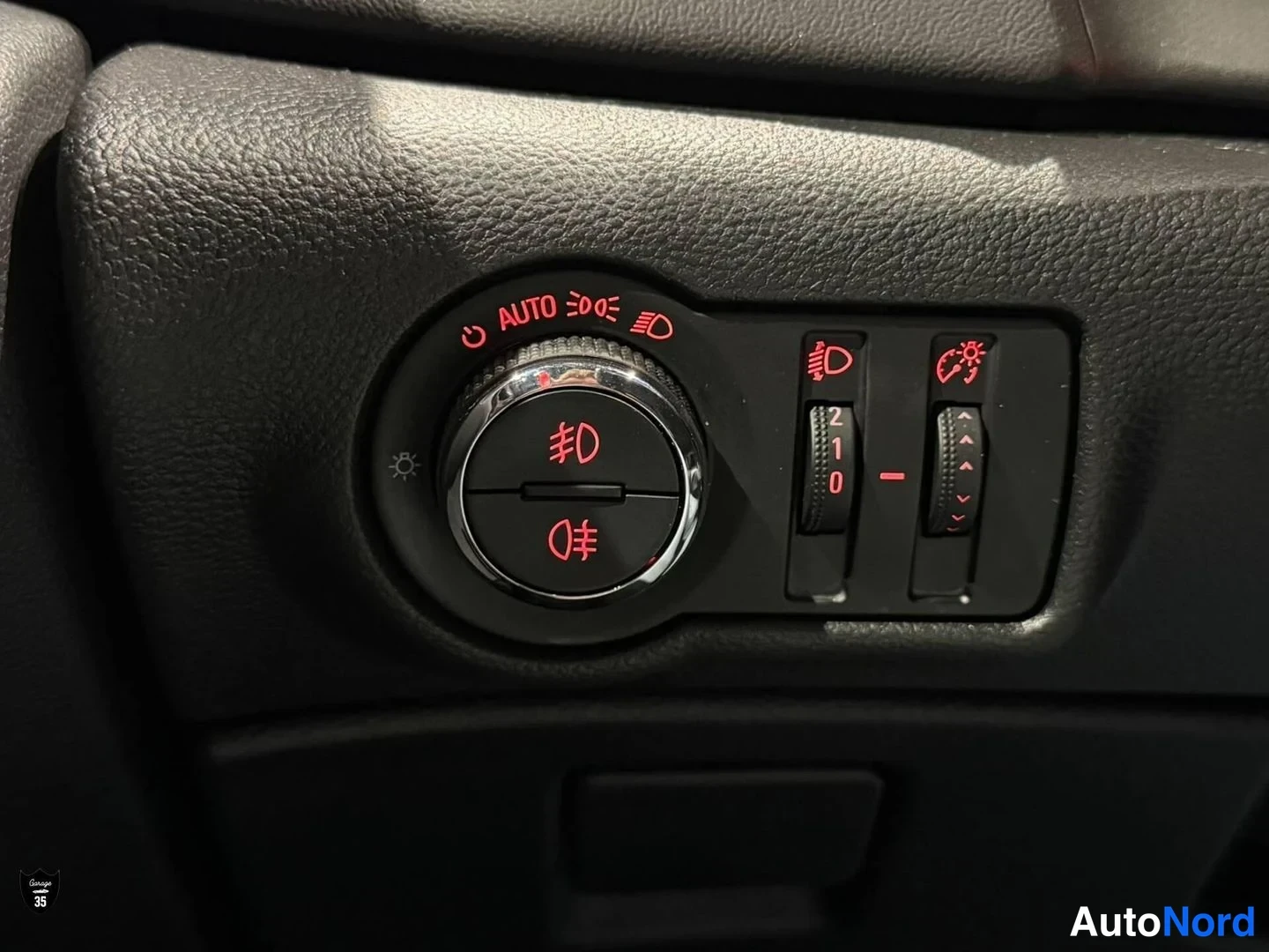 Harmaa Opel Astra 2011, yksityiskohta, kuva 25