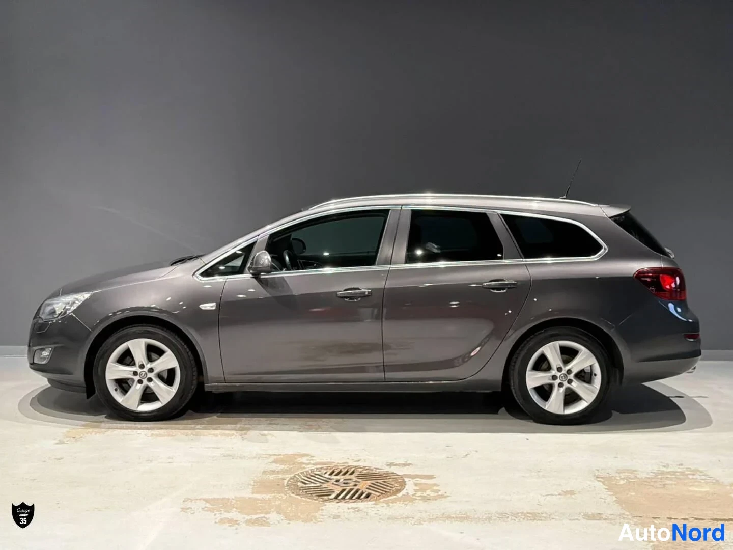 Harmaa Opel Astra 2011, sivulta, kuva 5