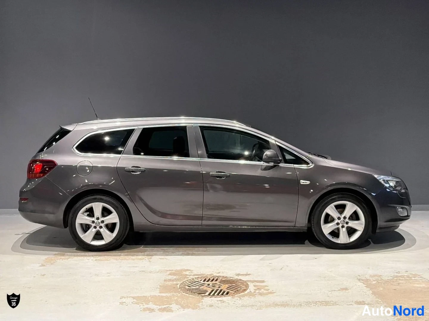 Harmaa Opel Astra 2011, sivulta, kuva 4