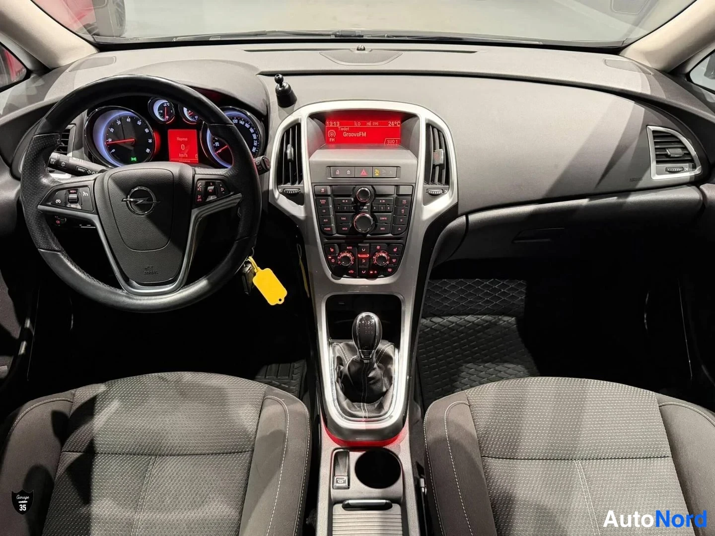 Harmaa Opel Astra 2011, ohjaamo, kuva 11