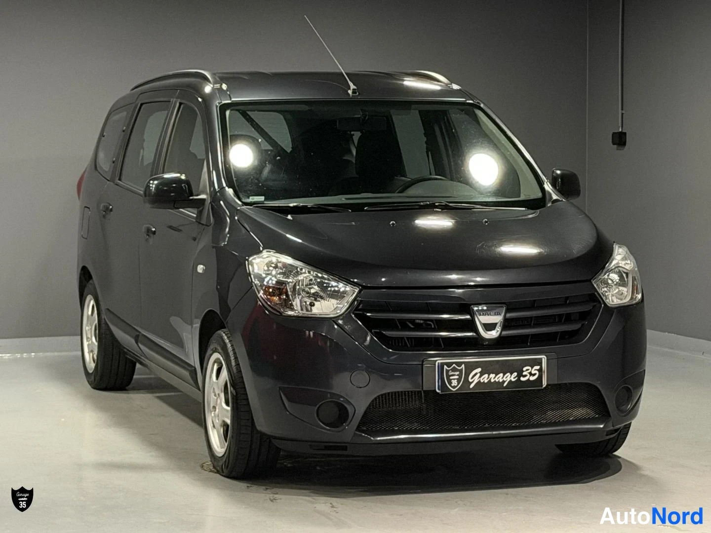 Harmaa Dacia Lodgy 2015, etuviisto, keula oikealle, kuva 2