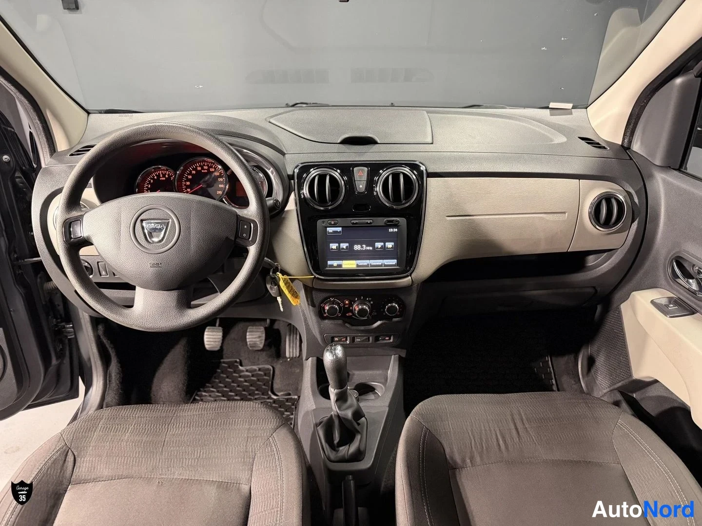 Harmaa Dacia Lodgy 2015, ohjaamo, kuva 10