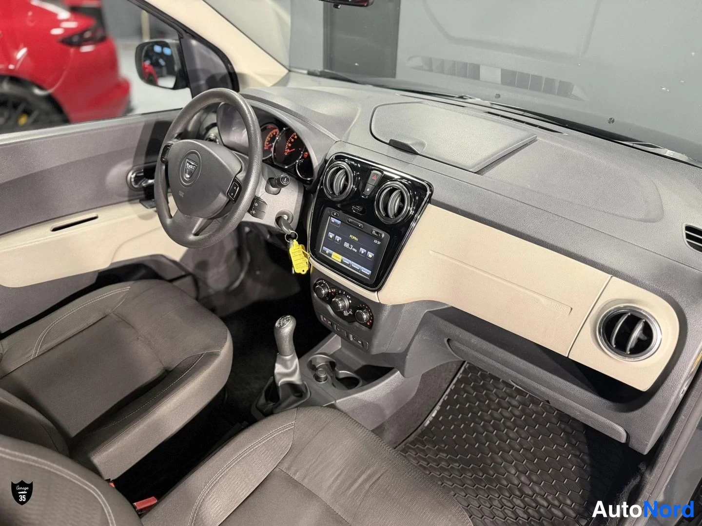 Harmaa Dacia Lodgy 2015, ohjaamo, kuva 11