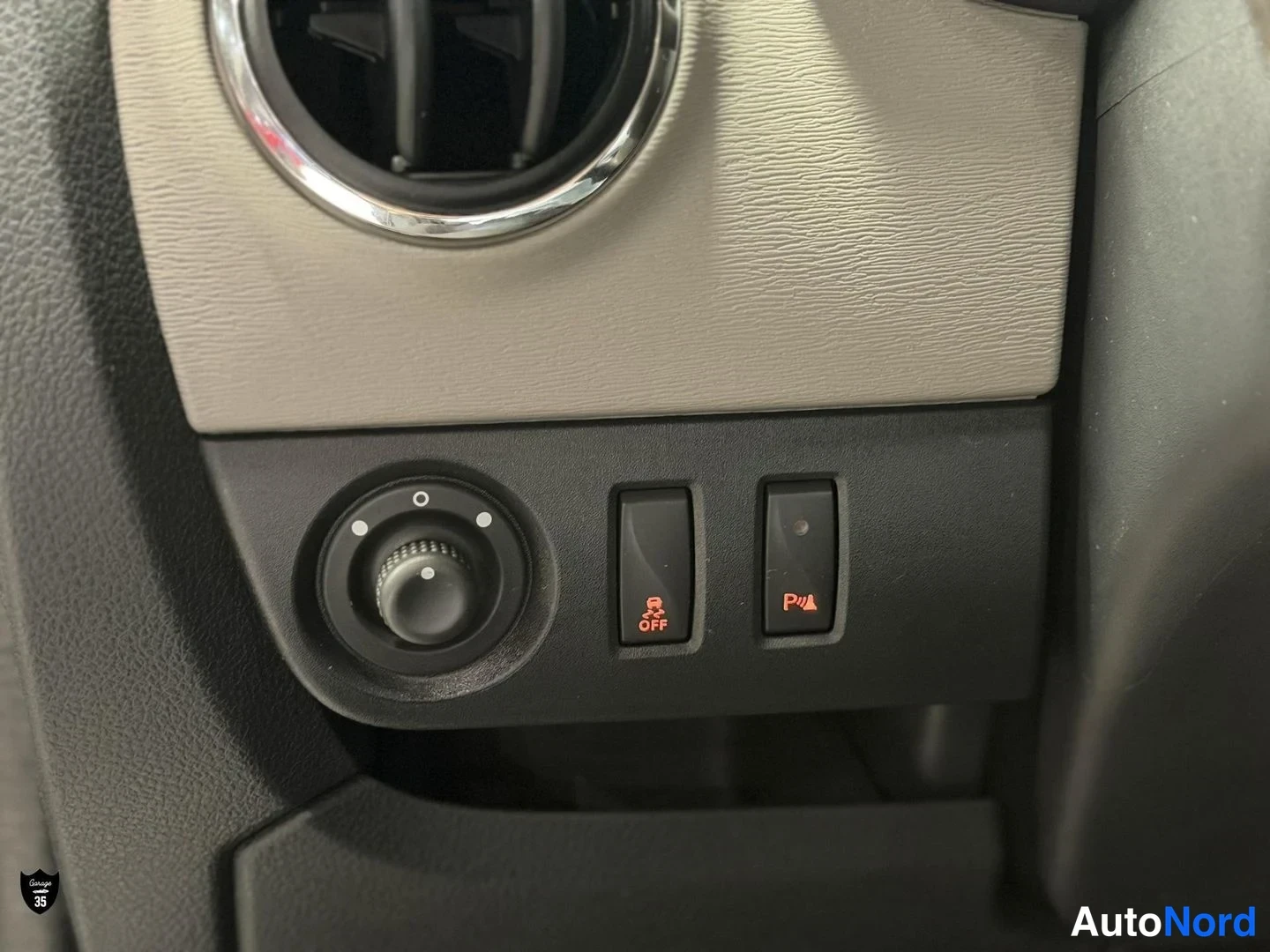 Harmaa Dacia Lodgy 2015, yksityiskohta, kuva 18